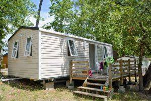 Pour vous faire profiter au mieux du soleil de Fayence, les locations confort du camping Le Parc disposent d’une belle terrasse. 