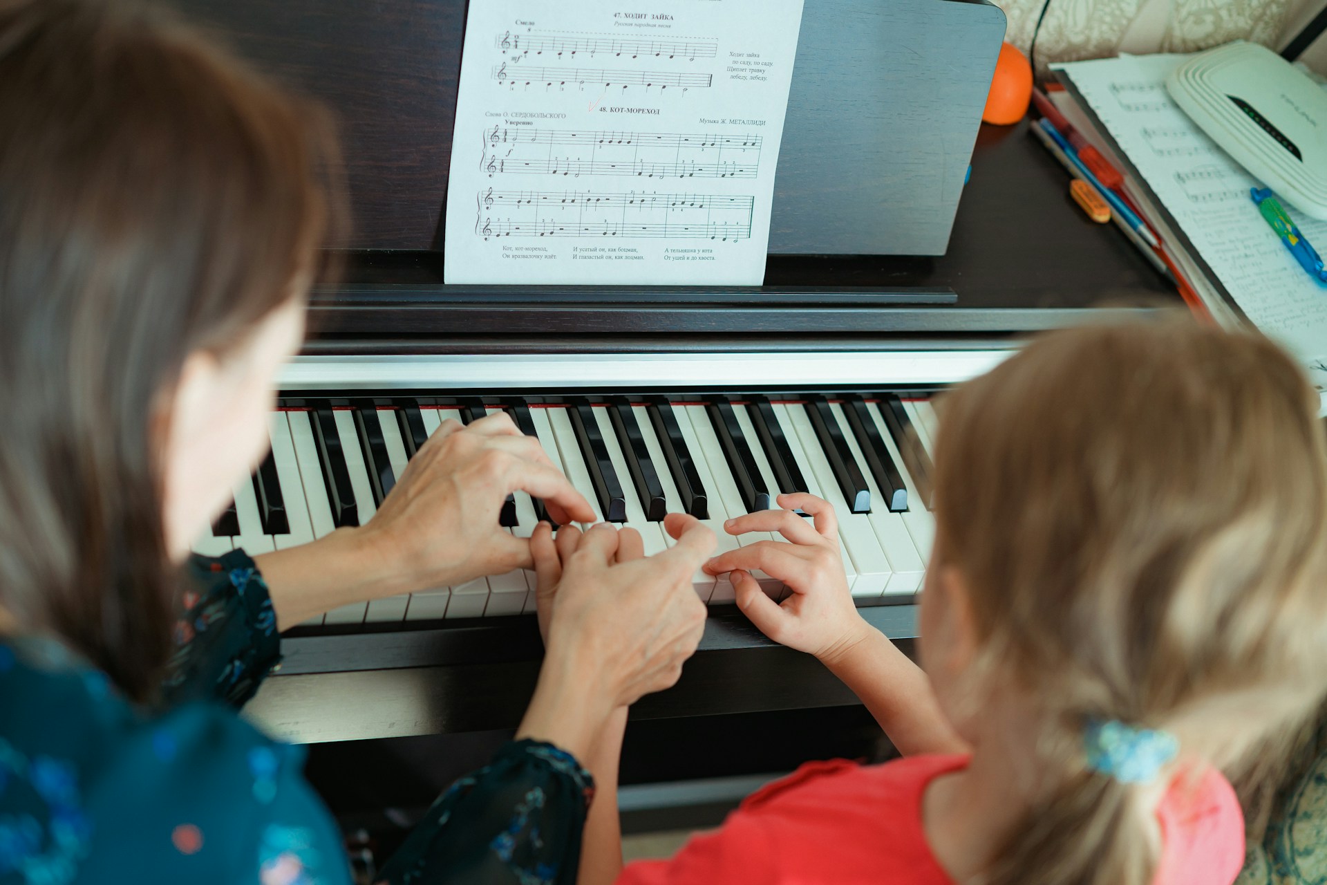 Pour prendre des cours de musique chez vous où que vous habitiez en France, il y a allegromusique.fr