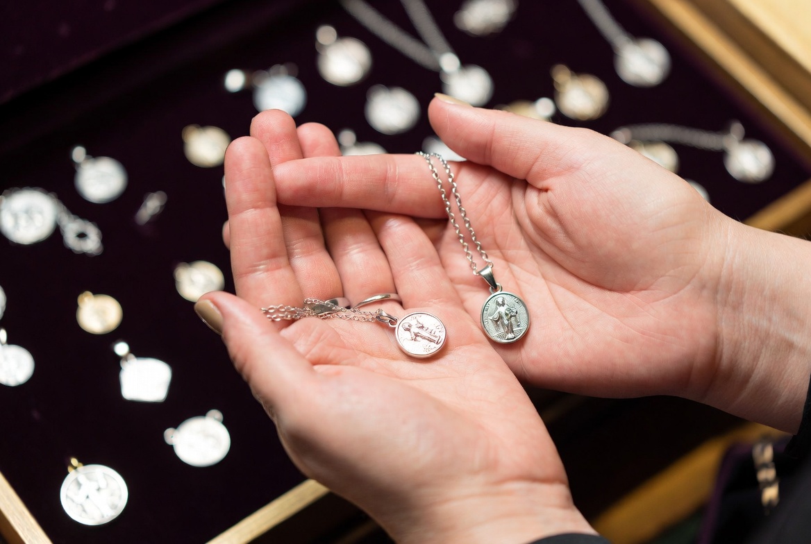 Médaille de baptême : guide d’achat pour parrain/marraine